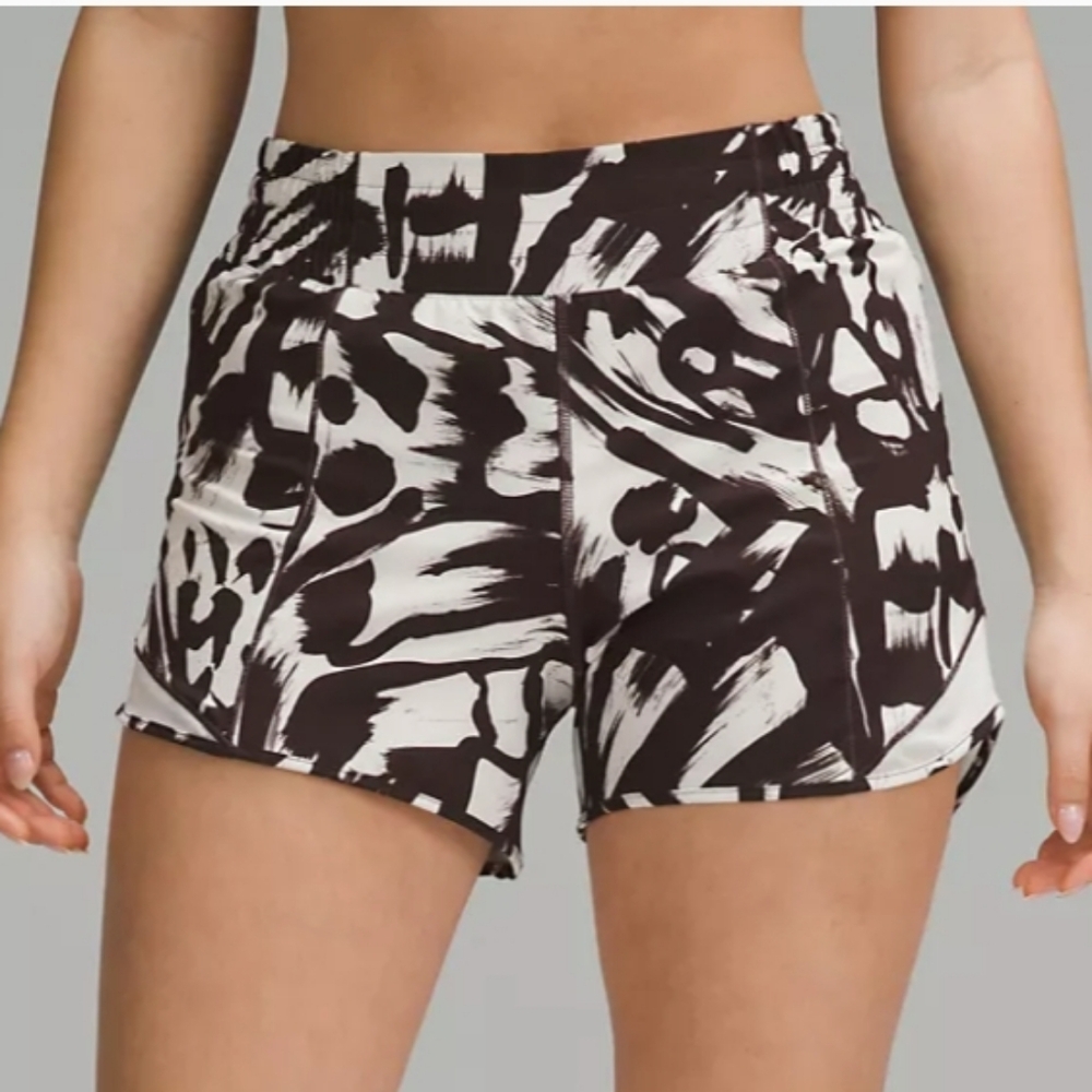 NWT Lululemon Hotty Hot 4" lined short